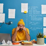 La procrastinación es uno de los mayores obstáculos que enfrentan los estudiantes universitarios durante el proceso de redacción de la tesis
