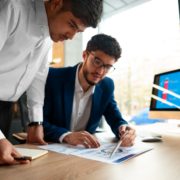 Conocer al cliente y construir confianza en la consultoría empresarial Aprenda a identificar las necesidades del cliente, generar confianza y fortalecer relaciones profesionales con la guía del Magíster Oscar Morinigo.