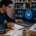 Estudiante utilizando Inteligencia Artificial para elaborar una tesis de manera ética y responsable.